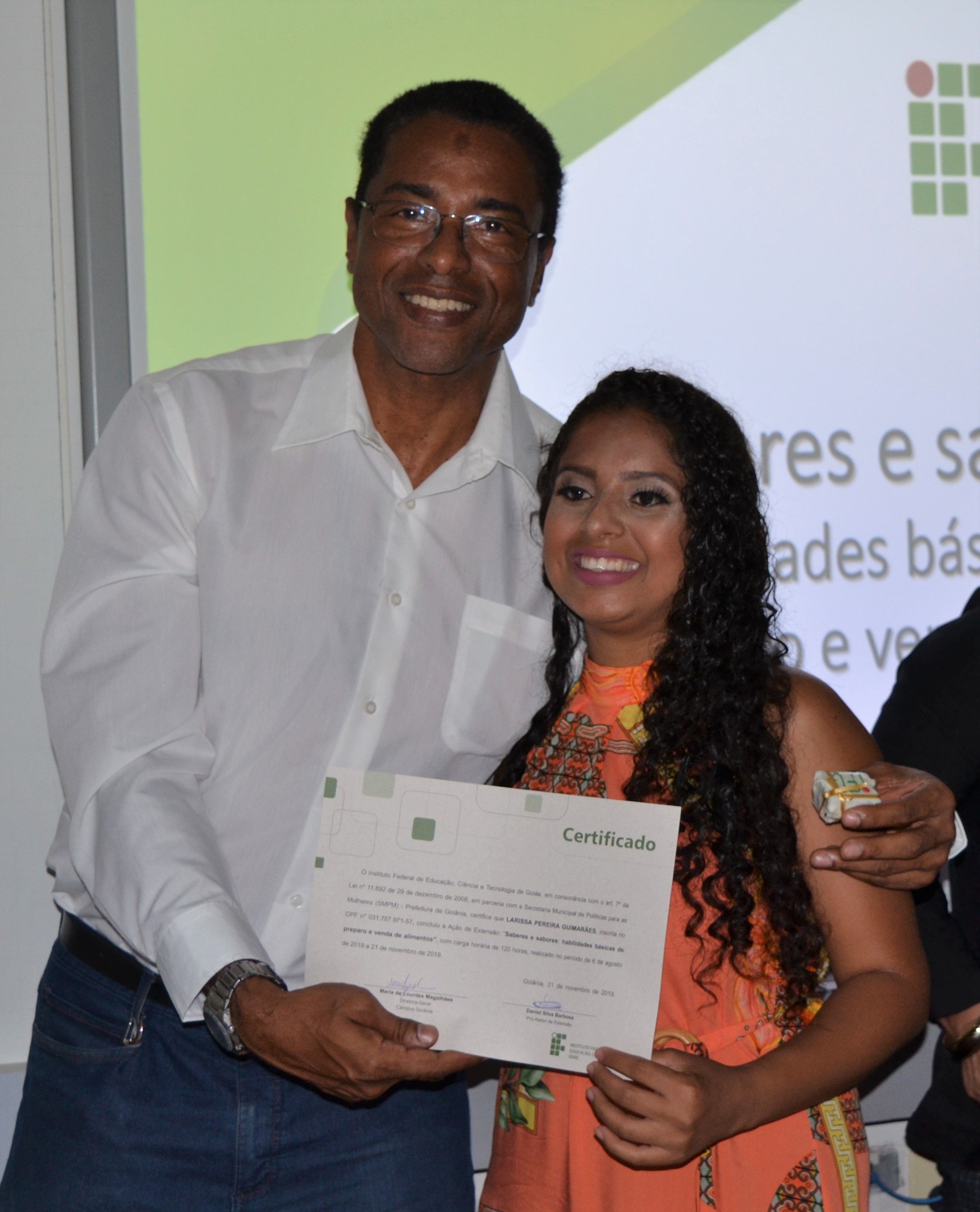 Larissa ao receber seu certificado, entregue pelo gerente de Pesquisa, Pós-Graduação e Extensão do Câmpus Goiânia, professor Sérgio Botelho